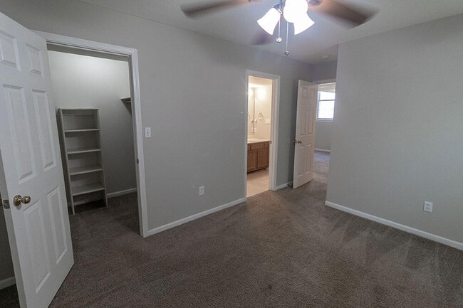 Building Photo - 5569 Pinehurst Ln