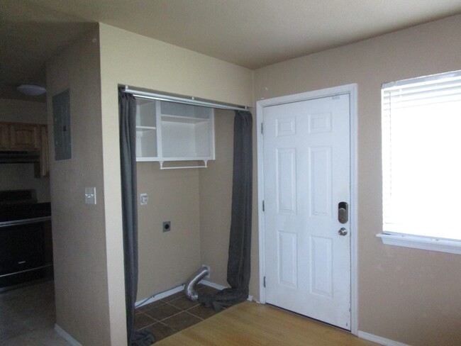 Building Photo - (2) Bed/(2.5) Bath Townhome Avail Now! Poo...