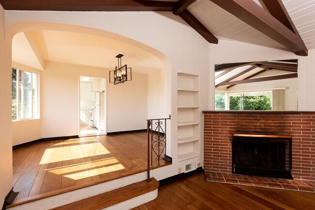 Building Photo - Elegant Kensington living with comfort, character, and scenic appeal