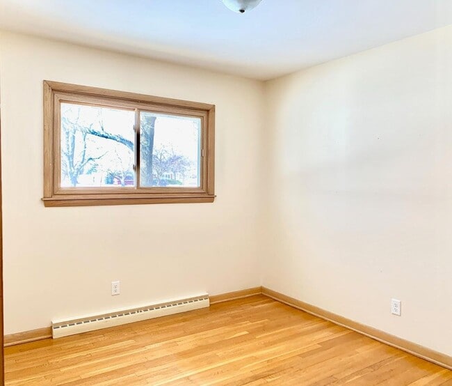 Building Photo - Lovely Mequon Ranch Home