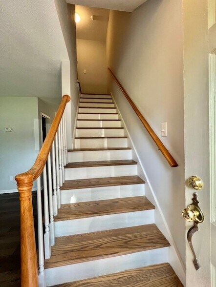 Building Photo - 1002 Willow Dr