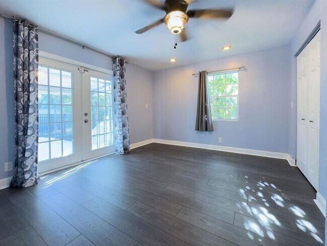 Building Photo - 902 NE 34th St