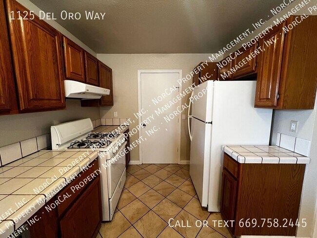 Building Photo - 1125 Del Oro Way