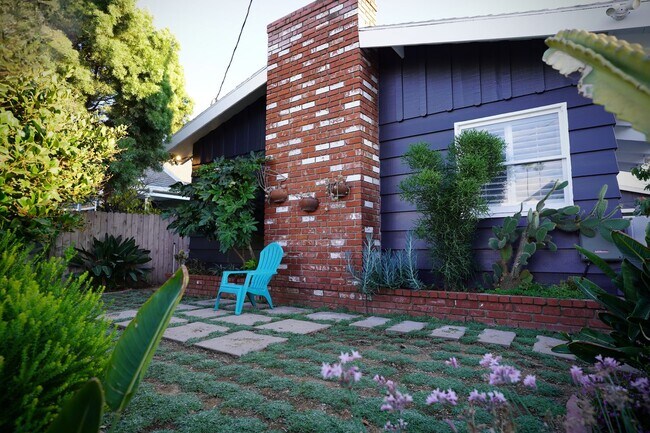 Building Photo - Spacious Silver Lake Charmer 2-bedroom, 1-...