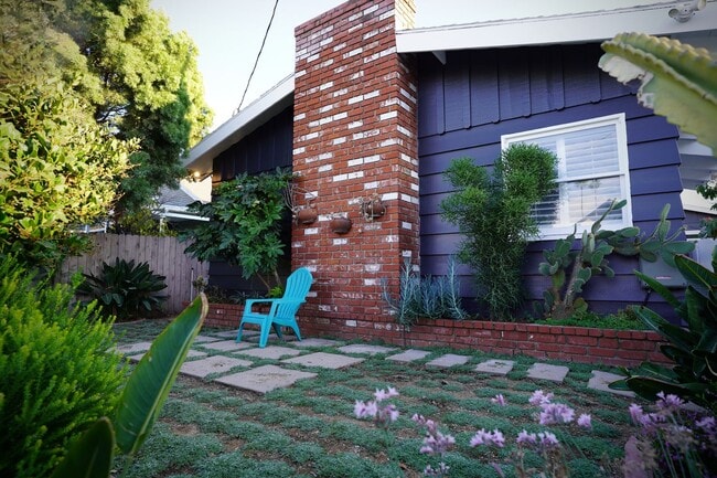 Building Photo - Spacious Silver Lake Charmer 2-bedroom, 1-bath home for Rent.