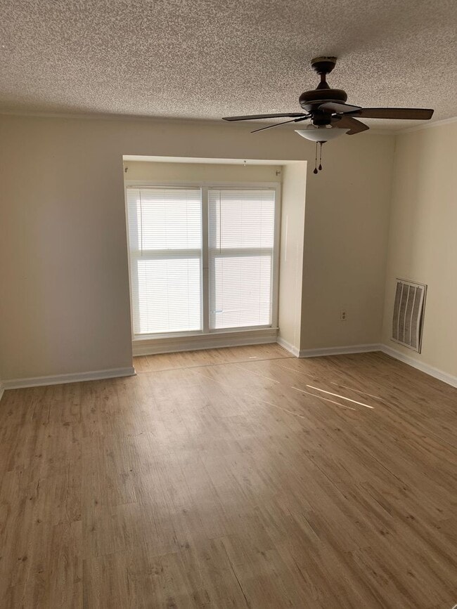 Building Photo - 2-Bedroom, 1.5-Bath town house