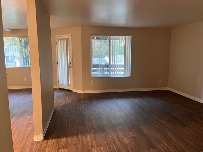 Building Photo - Top Floor 2 Bedroom 1 Bath! One Month Free! Top Floor!