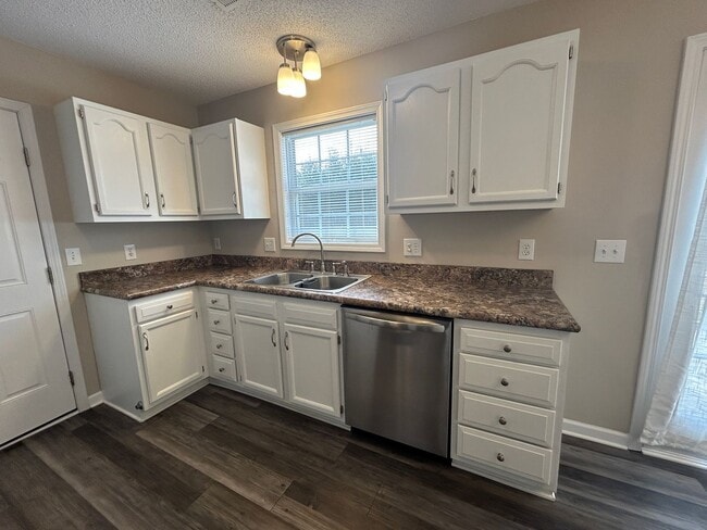 Building Photo - Ready to View! Updated 3/2 Home High Point...