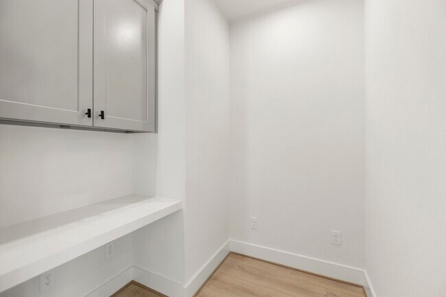 Building Photo - 6330 Del Rio St