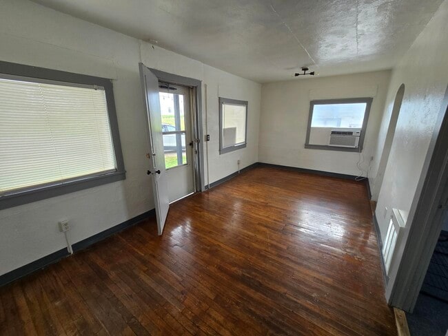 Building Photo - 313 Shadowrock Dr