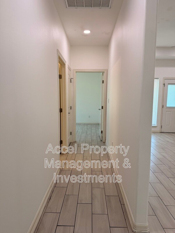 Building Photo - 418 Gonzalez Dr