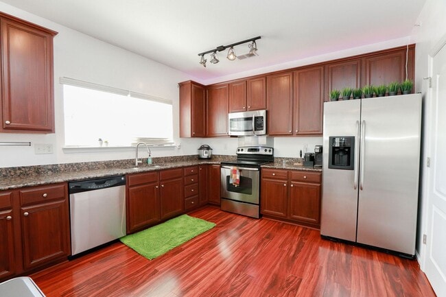 Building Photo - Riverside  Condo-RARE-Ready Jan 26