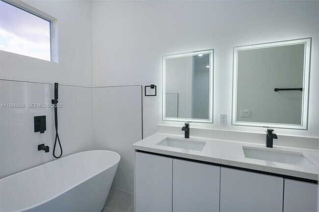 Building Photo - 5 SW 26th Pl