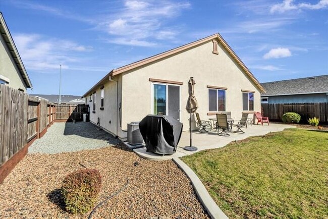 Building Photo - Gorgeous 3 Bedroom 2 Bath 2 Car Garage Sin...