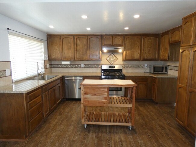 Building Photo - Spacious Orcutt Area Home in Gated Community