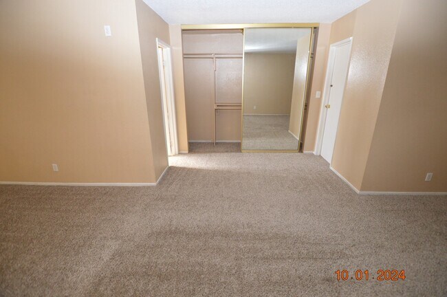 Building Photo - 2805 Kings Way