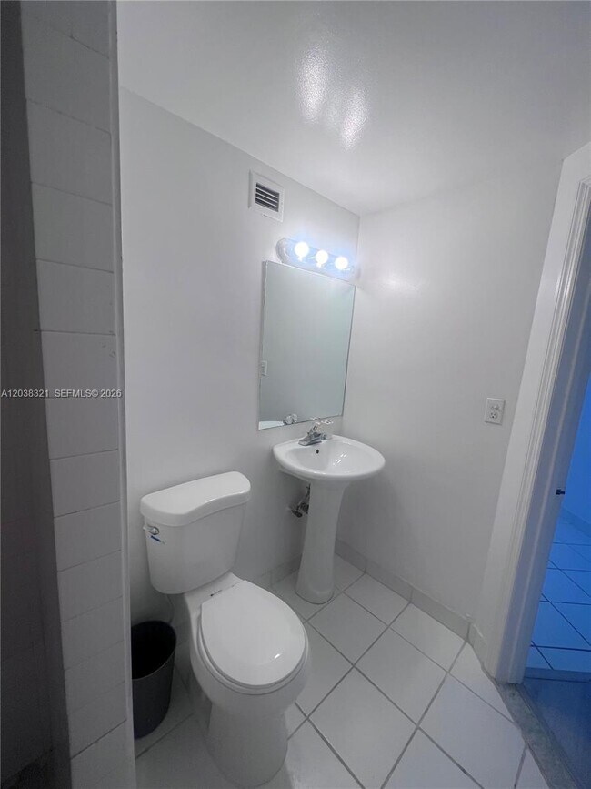 Building Photo - 801 Brickell Bay Dr