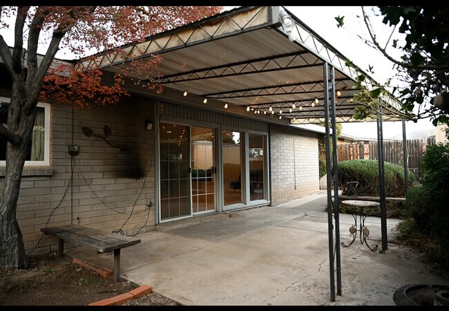 Building Photo - 7106 Shoshone Rd NE