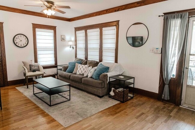Building Photo - Charming 3 Bedroom Home with Hardwood Floo...