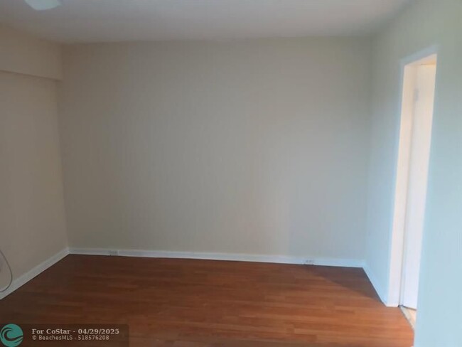 Building Photo - 538 Fanshaw M