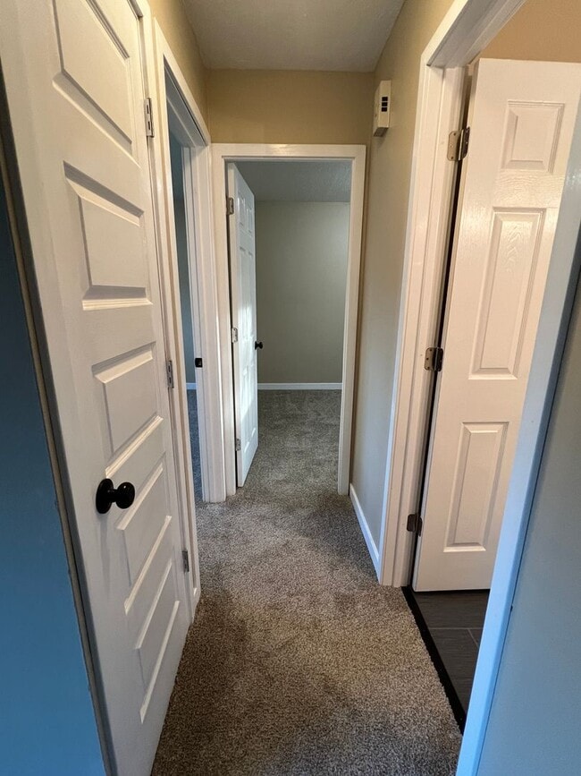 Building Photo - Fully Remodeled Rockwood 2-Bedroom