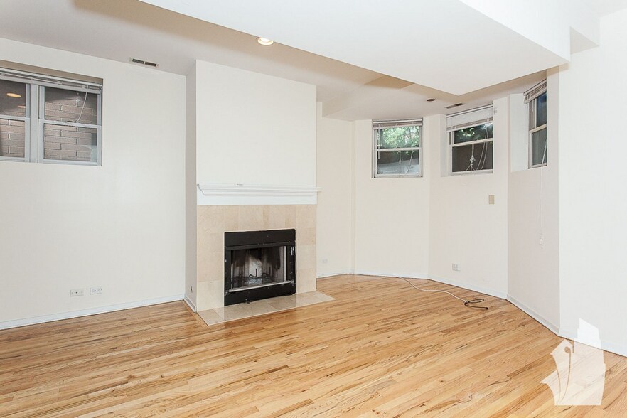 Primary Photo - 2320 N Southport Ave