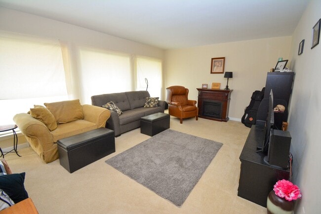 Building Photo - Bright & beautiful home at the end of a quiet cul de sac