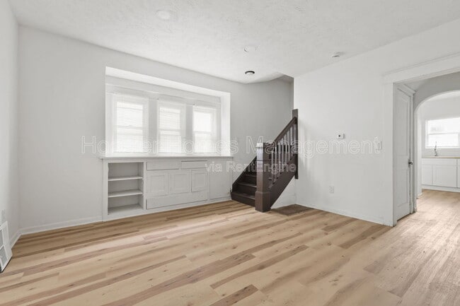 Building Photo - 822 N Bradley Ave