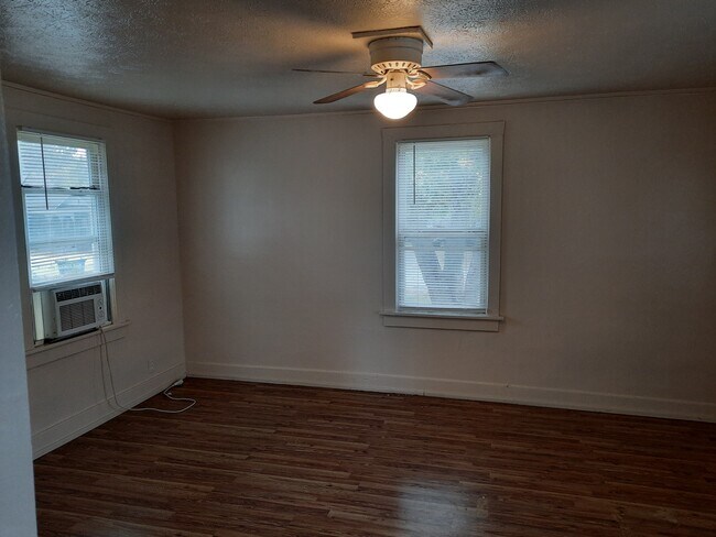 Building Photo - 1516 N Farmer Ave