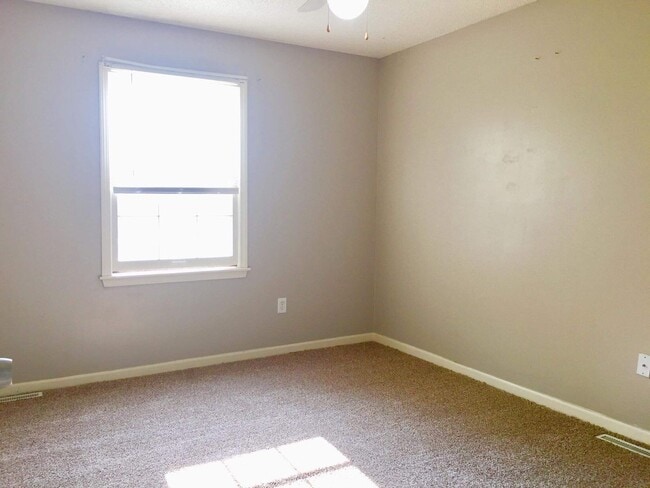 Building Photo - Walk to shopping and restaurants and high school