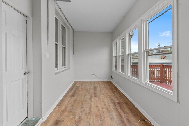 Building Photo - 2139 W Chicago Ave