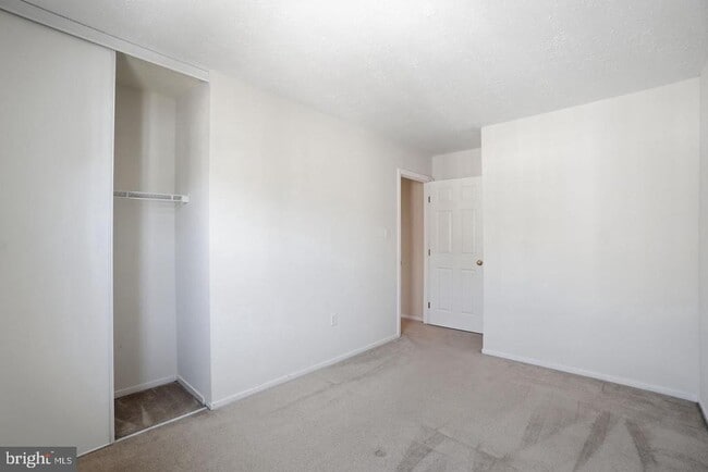 Building Photo - 2391 Hunters Square Ct