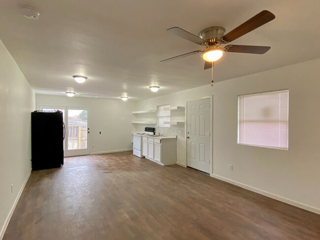 Building Photo - 1 Bed 1 Bath Home Available!