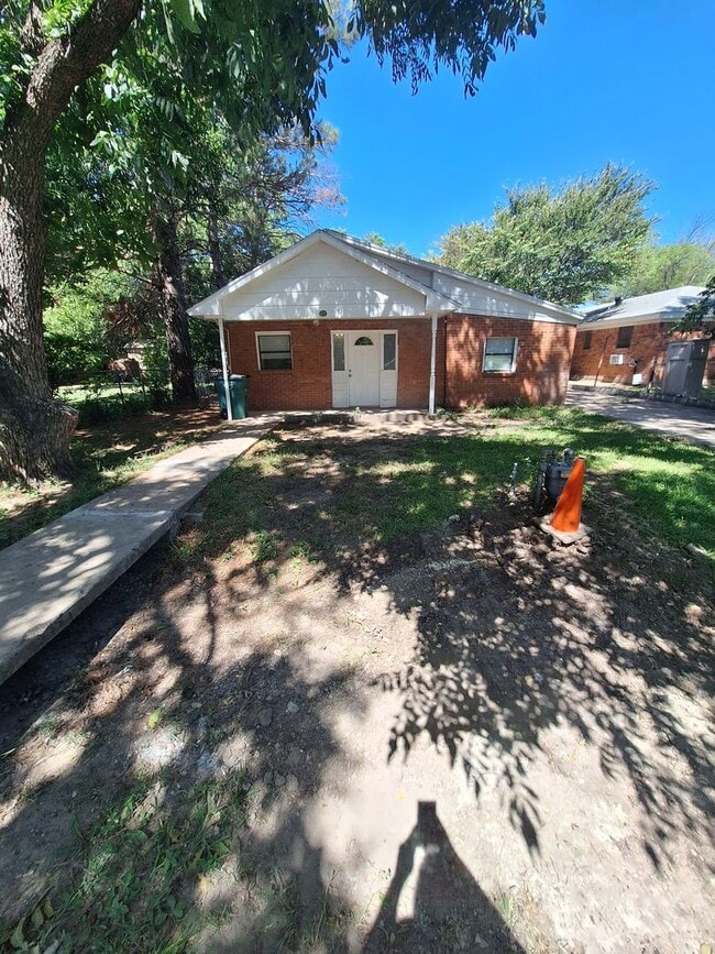 Building Photo - 4 Bedroom, 2 Bath in Clyde!