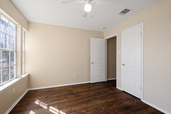Building Photo - Spacious 4 Bedroom, 2 Bath, 1-Story Home i...