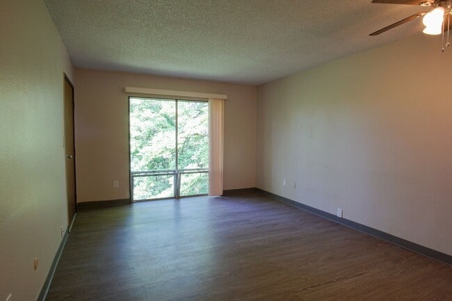 Building Photo - *Holiday Special* Top Floor One Bedroom Near OHSU Ready Early January!