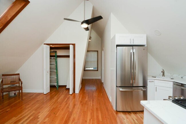 Building Photo - 1111 W Roscoe St