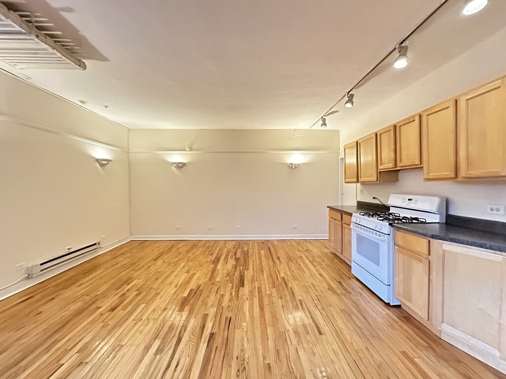 Building Photo - 3509 N Sheffield Ave