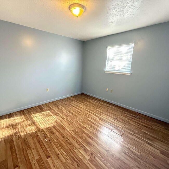 Building Photo - 824 Tanager Rd