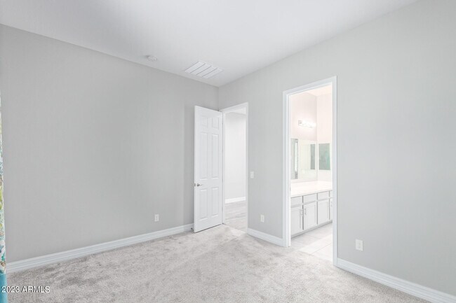 Building Photo - 18335 W Summerhaven Dr
