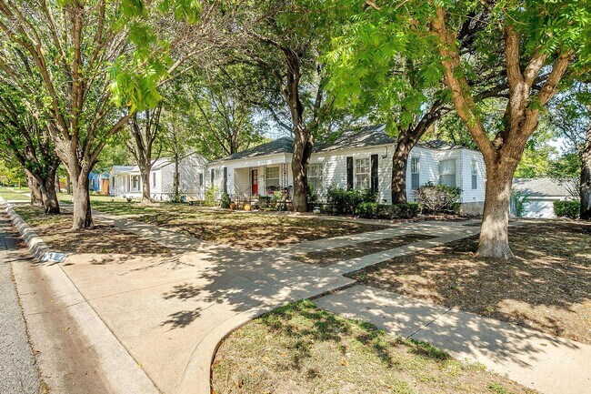 Building Photo - Classic 4 Bed, 2 Bath Home in the Heart of...