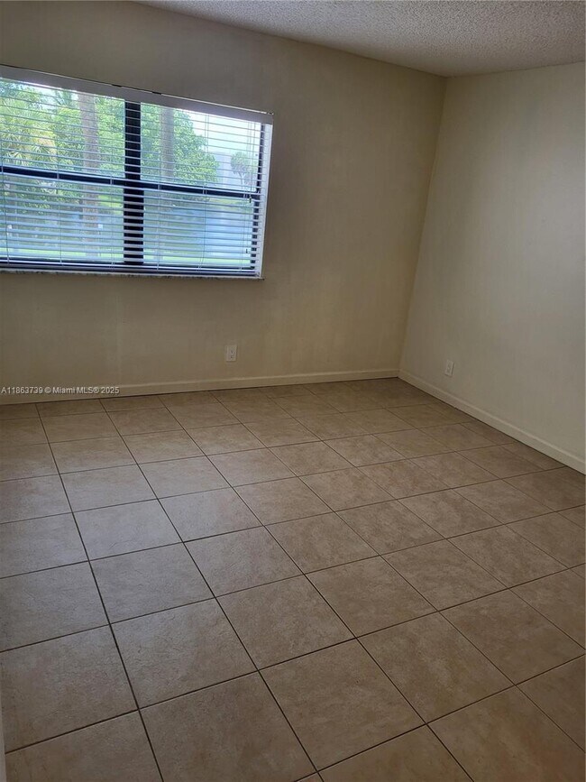 Building Photo - 230 Lakeview Dr