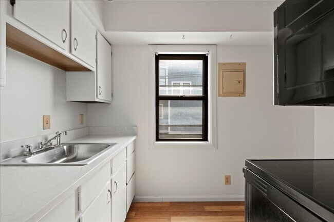 Building Photo - 306-306 E 19th St