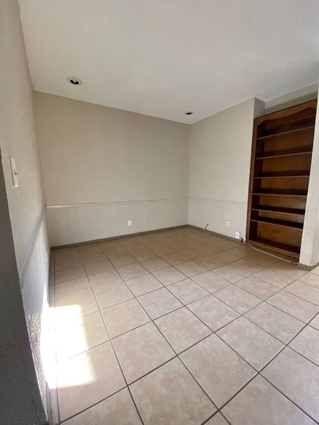 Building Photo - 2 Bedroom Townhome with Refrigerated Air