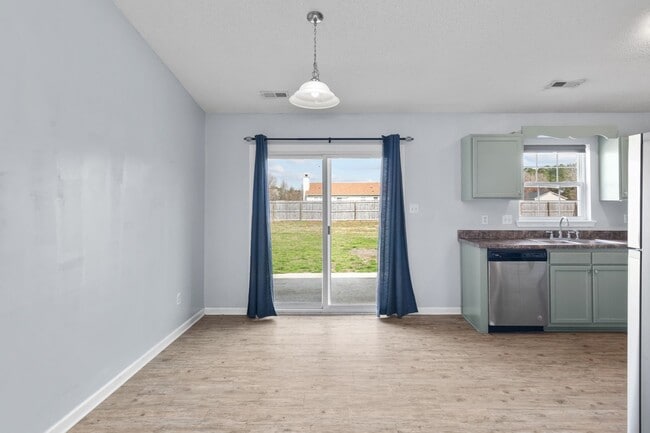 Building Photo - 3 Bedroom 2 Bathroom Home