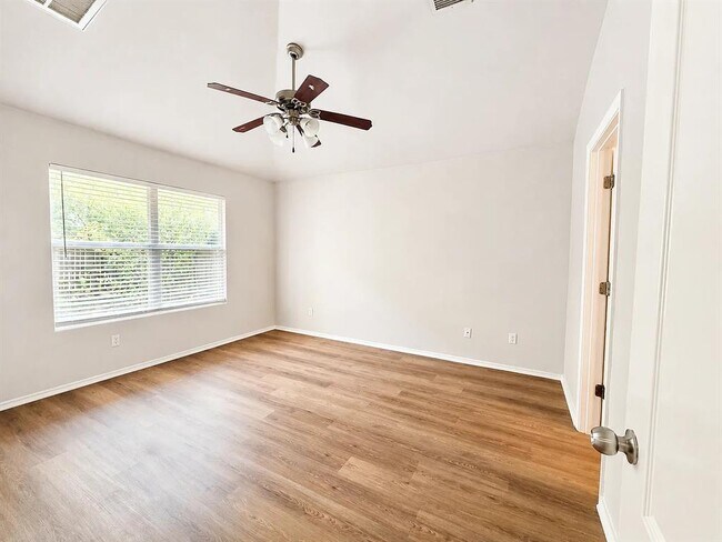Building Photo - 3101 Barksdale Dr