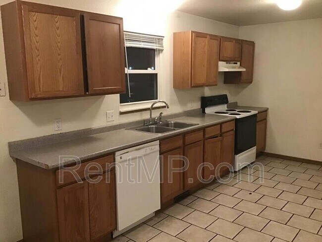 Building Photo - 811 S Main St