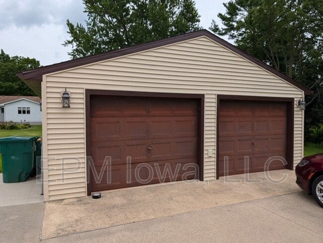 Building Photo - 608 8th Ave SW