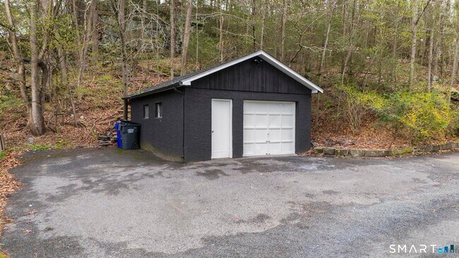 Building Photo - 25 Hillside Dr