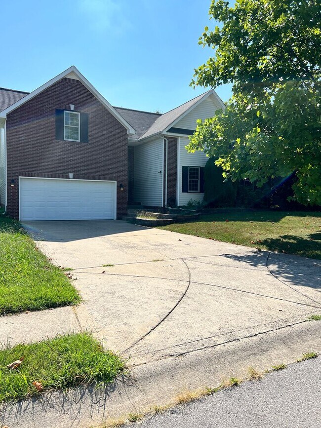 Building Photo - Three bedroom with bonus room and fence!
